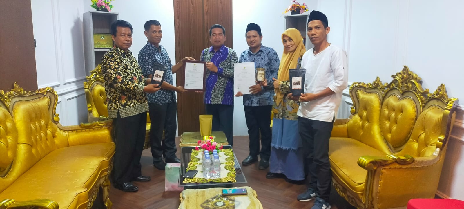 Halal Center IAIN Palopo Terbitkan Sertifikat Halal Pertama Pelaku Usaha UMK