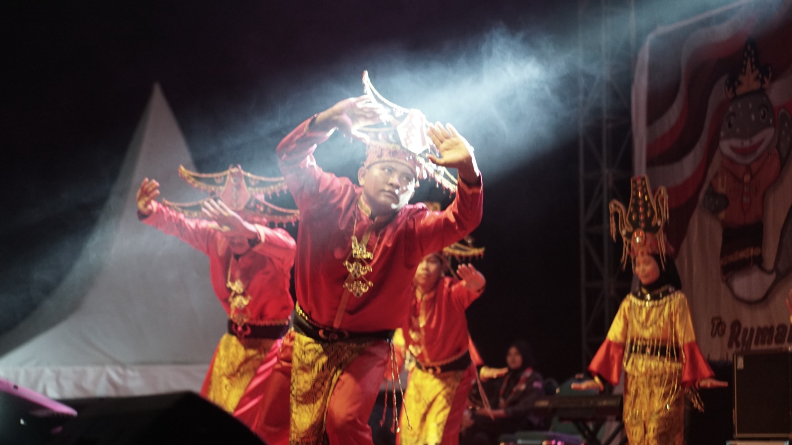 IAIN Palopo Tampil Memukau di Malam Pentas Seni Budaya Nusantara Tampilkan Tarian Jio Tarra Luwu