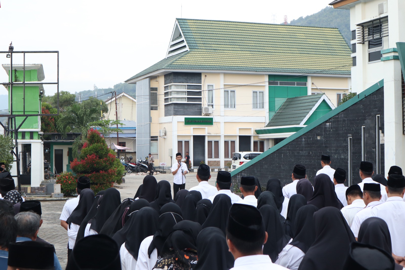 Pimpin Apel Pagi, Rektor Buka Peluang Pegawai Meningkatkan Potensinya