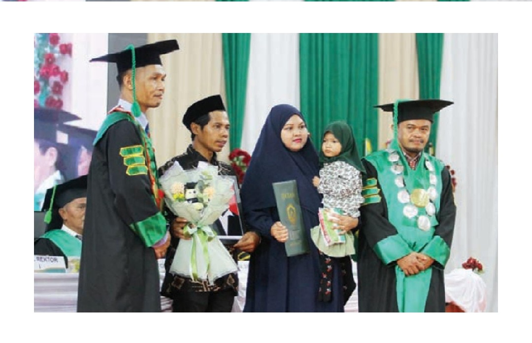 Didampingi Rektor Dekan FTIK Serahkan Ijazah Wisudawati yang Meninggal Diwakili Kakak Sepupu