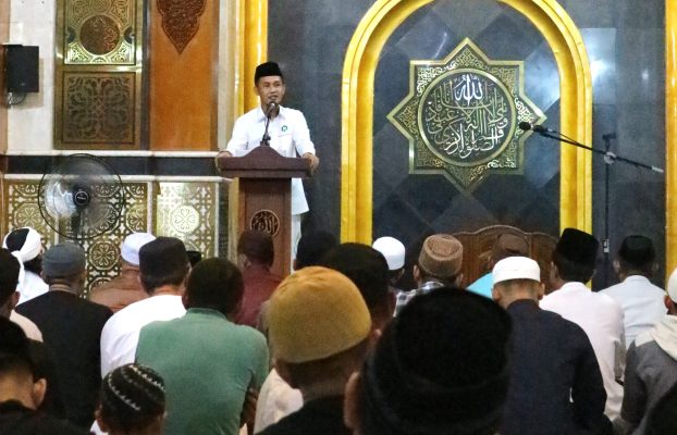 Malam Kedua Ramadan Rektor Sampaikan Ceramah Tarwih di Masjid Agung Palopo